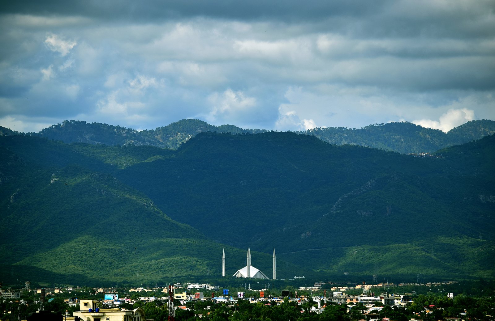Faisal Mosque in Islamabad with the Margalla Hills behind it