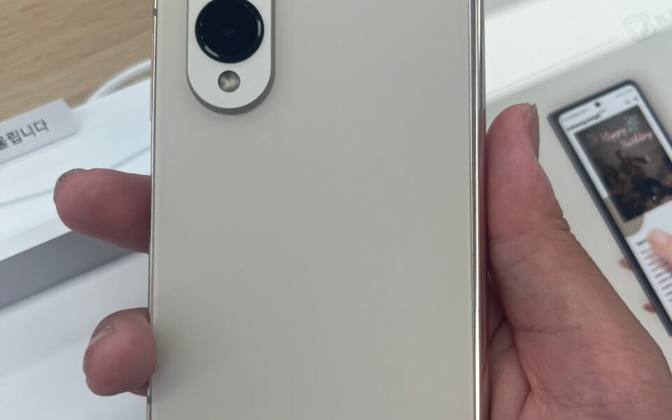 Samsung W27 China Launch: Gold Luxury Foldable Based on the Galaxy Z Fold 8 Ultra