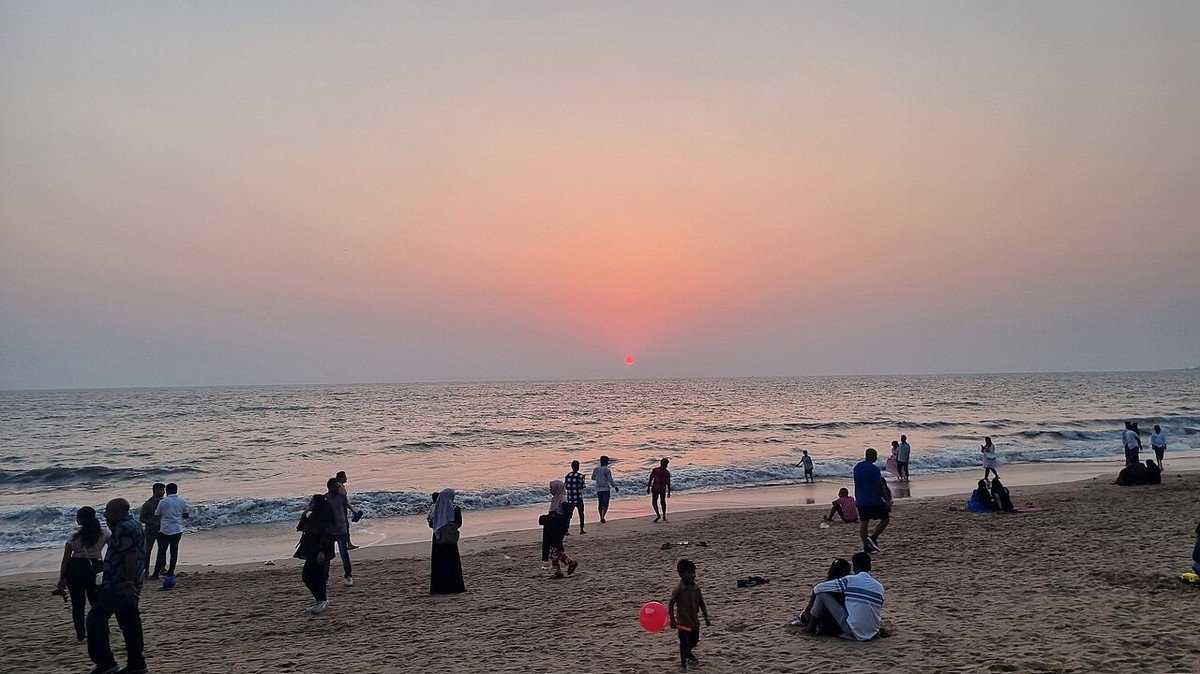Crowd at Juhu Chowpatty at sunset