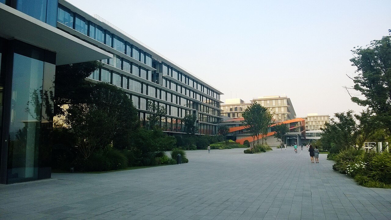 Alibaba Xixi Park campus — Alibaba's Qwen powers Apple Intelligence in China (CC BY-SA 4.0: Danielinblue, Wikimedia Commons)