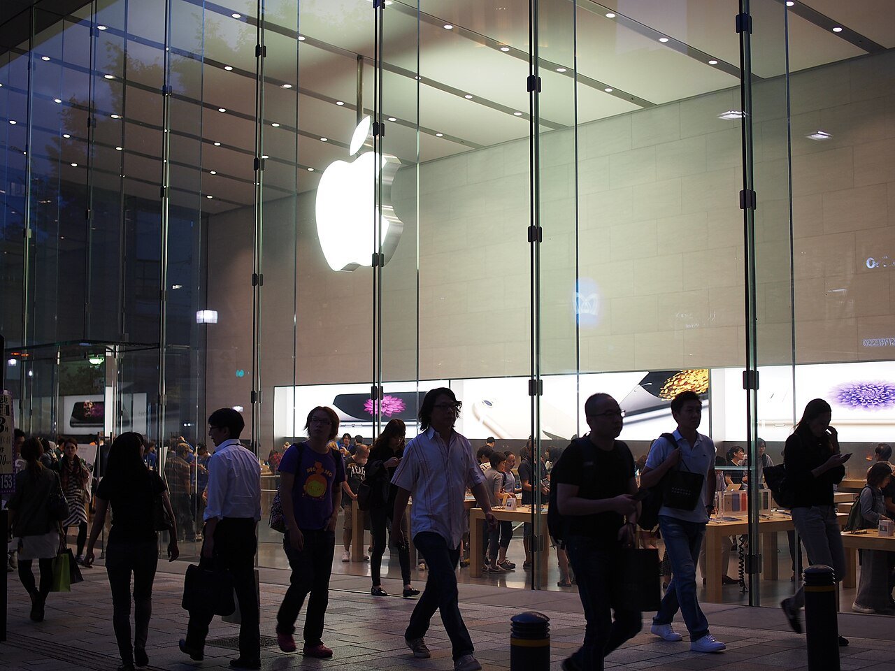 Apple Store — iPhone 15 Pro, iPhone 16 and later, iPhone Air and iPhone Duo eligible (CC BY-SA 4.0: Kestrel, Wikimedia Commons)