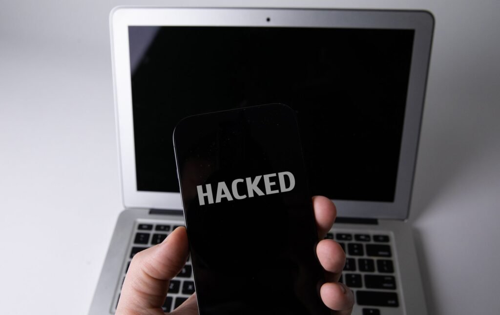 Pakistan’s National CERT Warns: Phones Can Be Hacked Through Ads — No Click Needed
