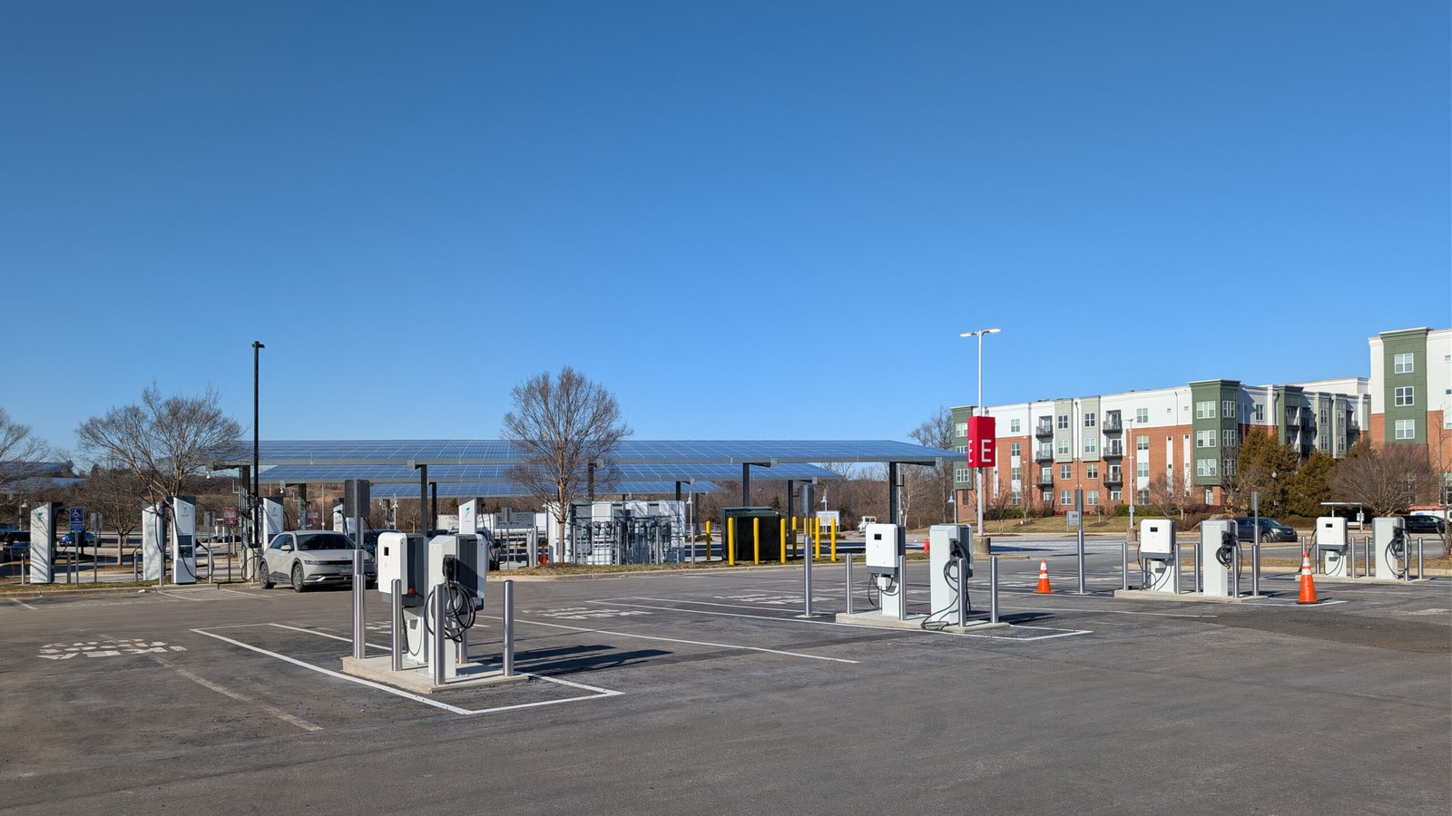 Electric vehicle fast charging — charging infrastructure will decide LUXEED's success in Pakistan