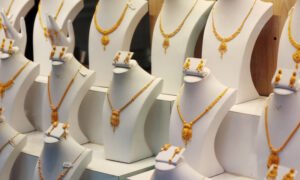 Gold Price in Pakistan Falls by Rs7,000 to Rs424,536 per Tola on Friday