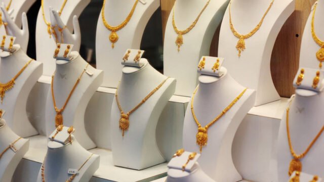 Gold Price in Pakistan Falls by Rs7,000 to Rs424,536 per Tola on Friday