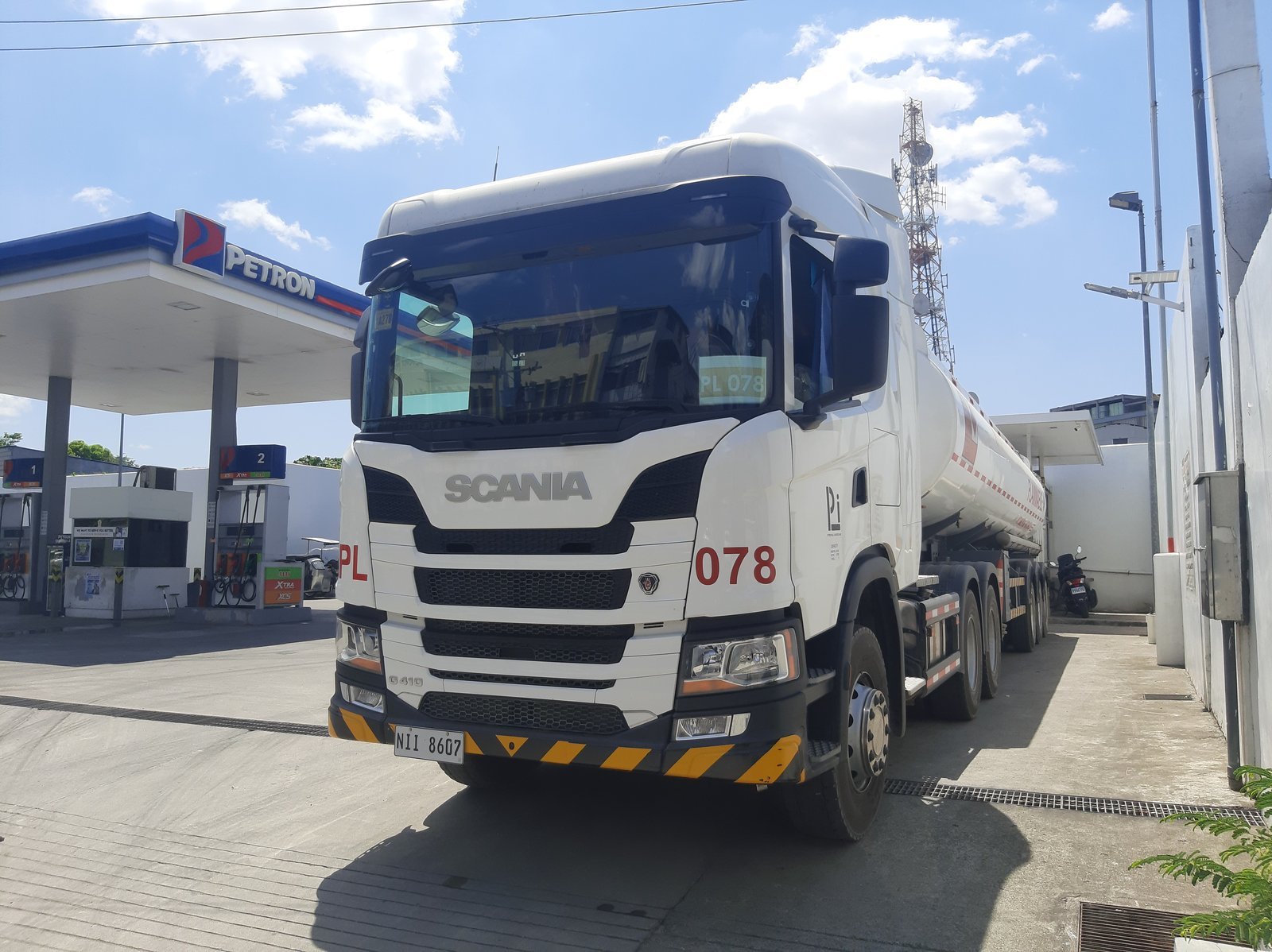 A fuel tanker truck on the highway; OGRA's AI system will monitor petroleum transport across Pakistan (File photo)