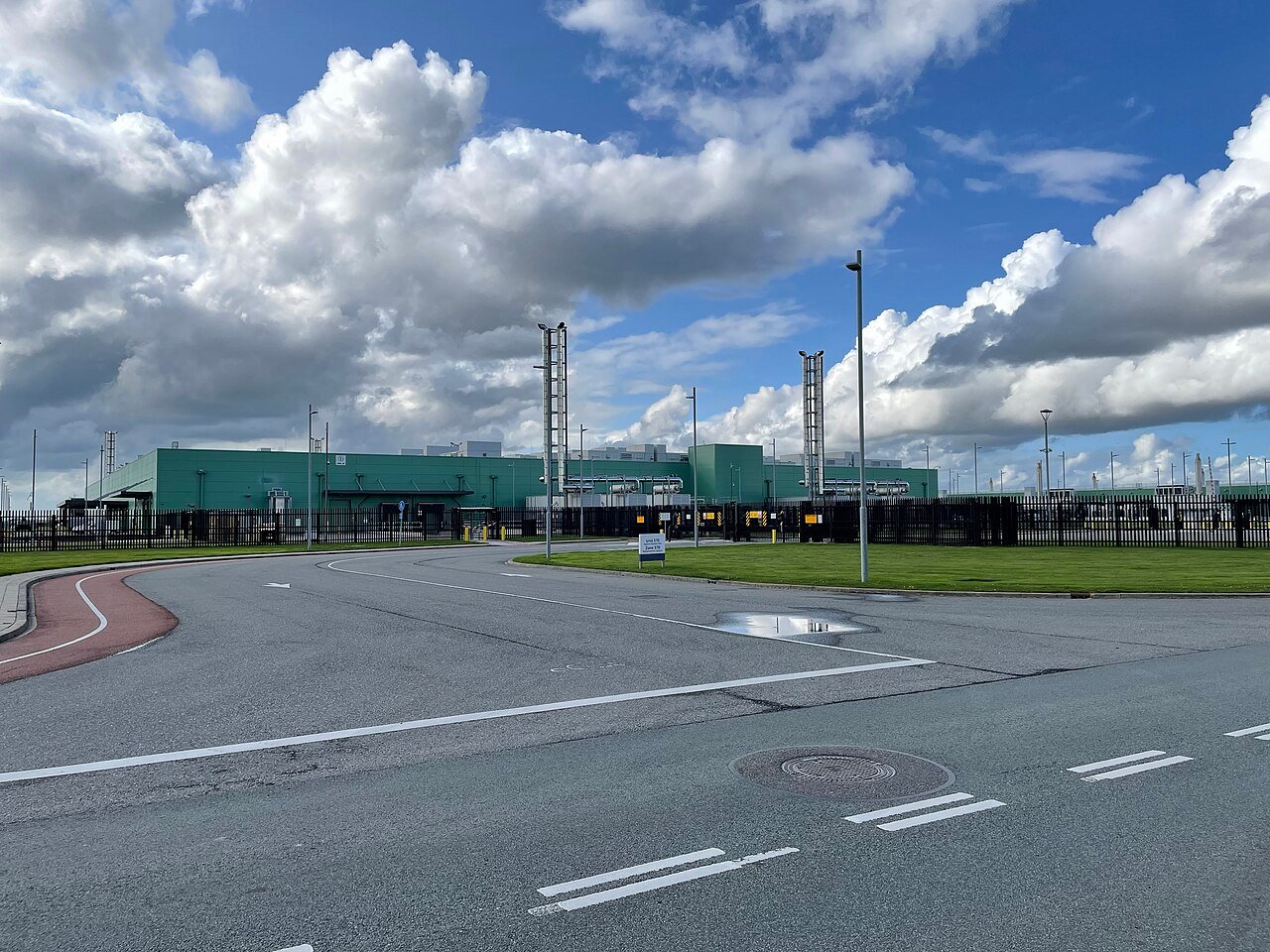 Server hall with blue-lit racks in a Microsoft data centre in Middenmeer