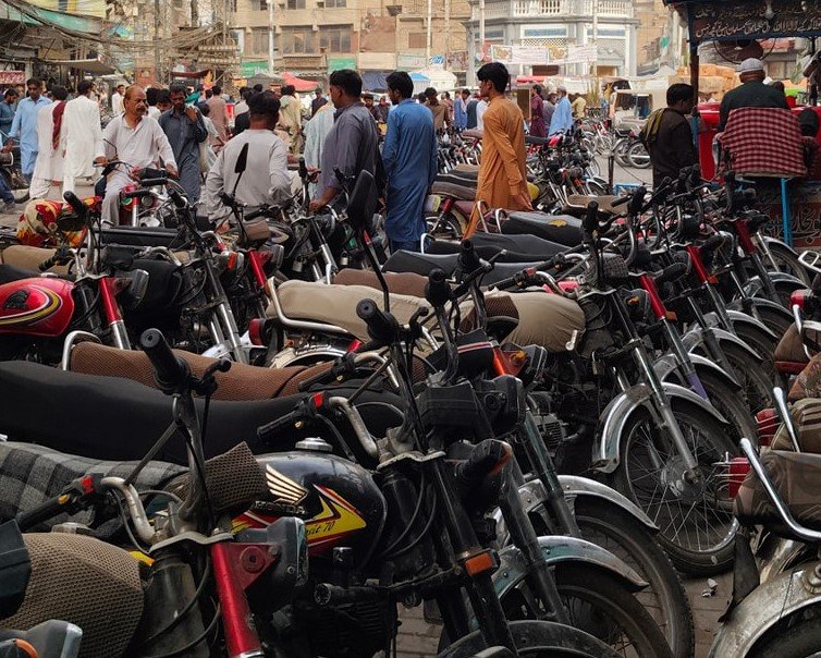 Busy Lahore street — Pakistan clean air startup fund