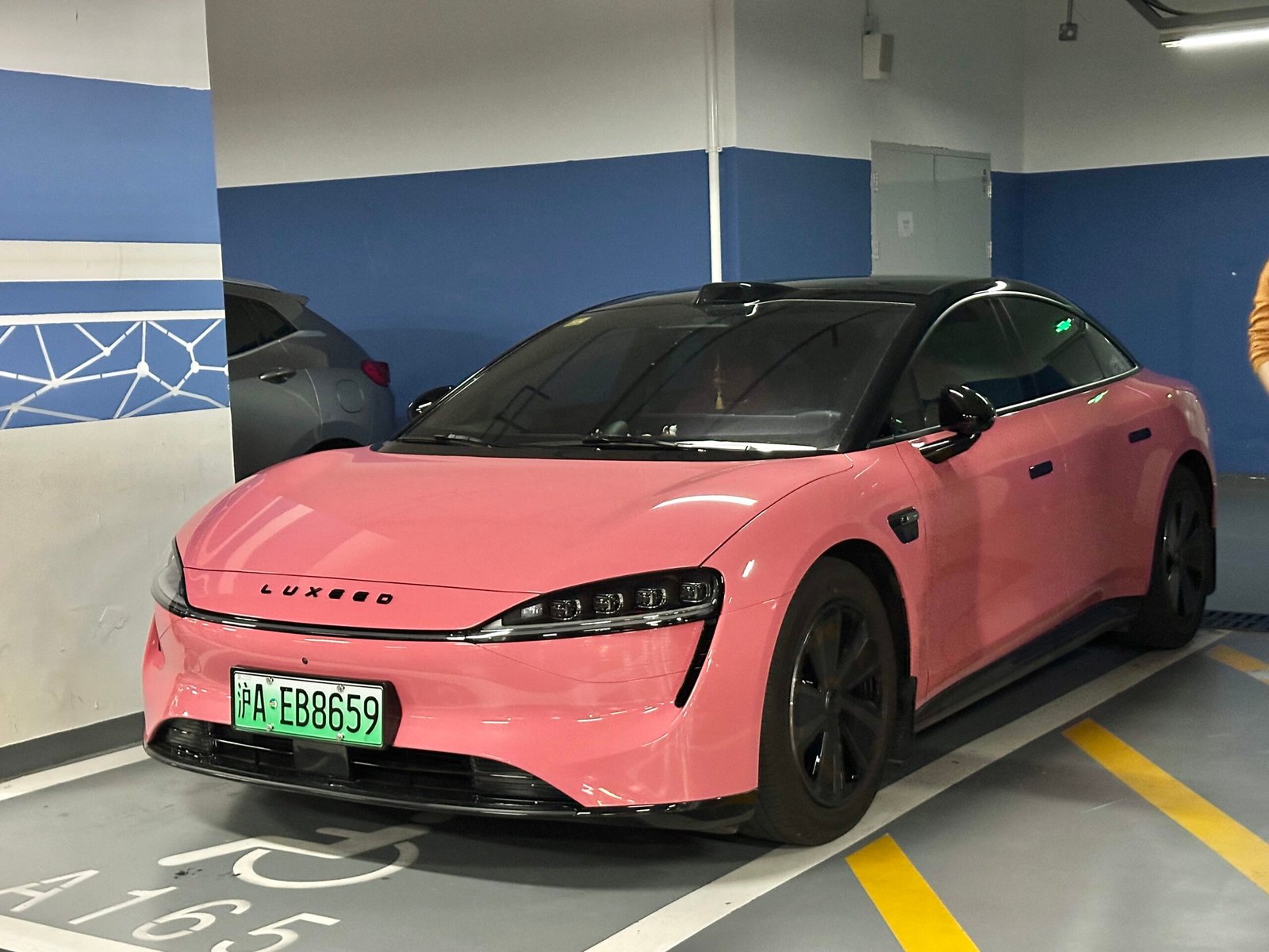 LUXEED S7 sedan — Chery and Huawei's premium new-energy car brand for Pakistan