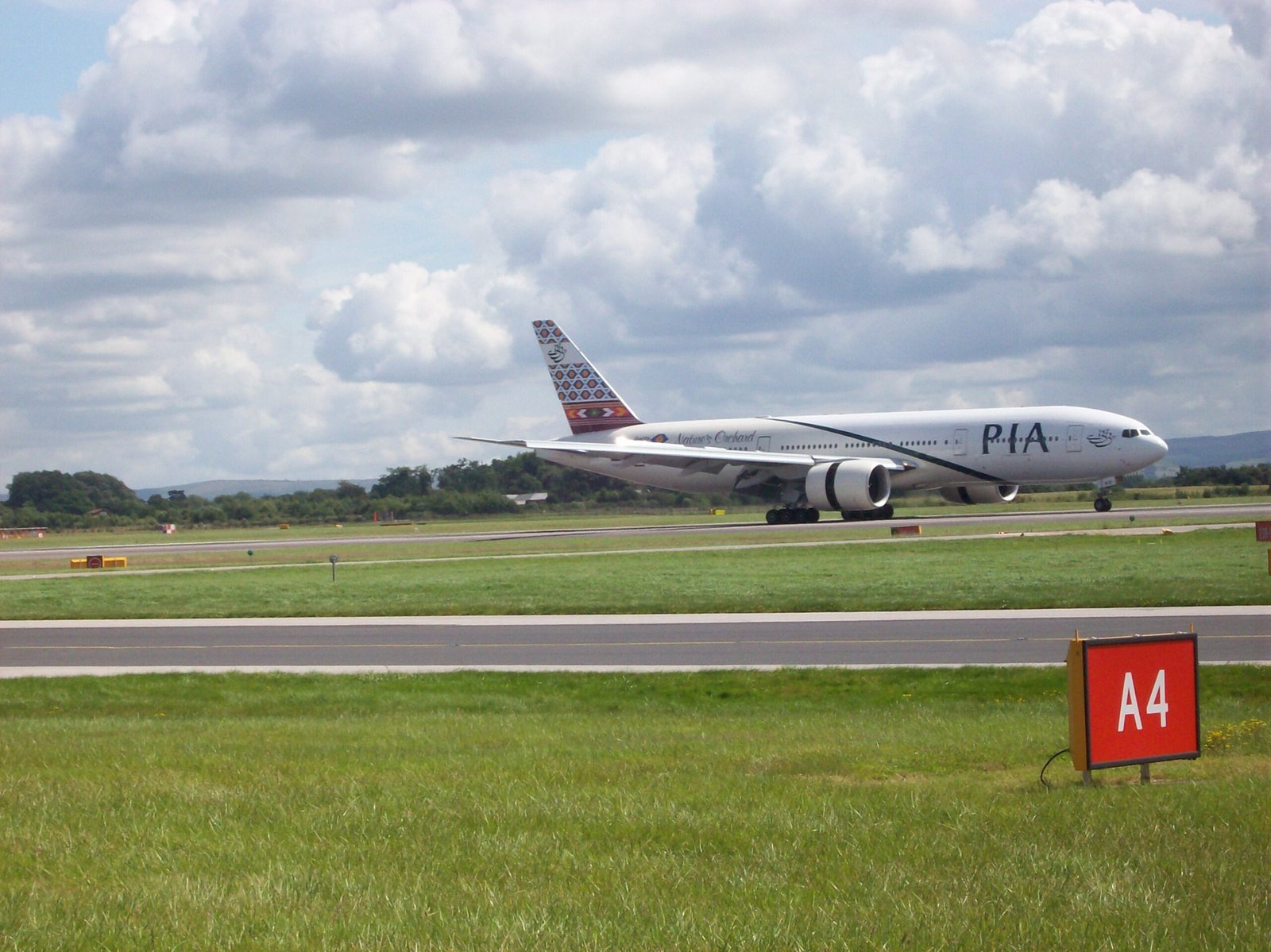 A PIA Boeing 777 at Manchester — the new 787-9s add wide-body capacity on UK–Pakistan routes