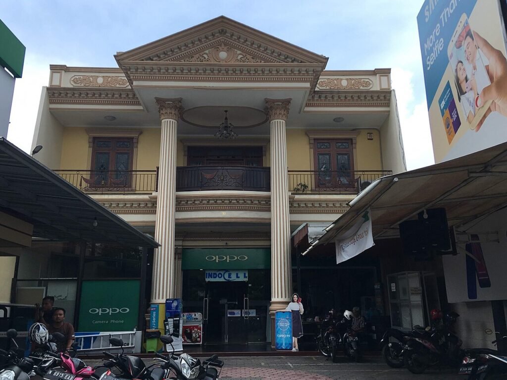 Mobile phone retail: Jazz's vast retail presence is central to the partnership's instalment plans (representational photo)